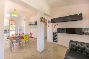 une cuisine et une salle à manger avec une table et des chaises dans l'établissement Villa Roberta Marina di Campo, à Marina di Campo