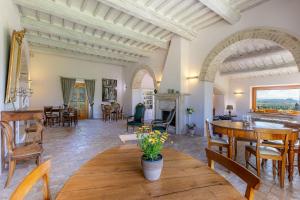 una sala de estar con una mesa y sillas en Villa Demetra, en Sarteano