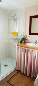 ein Badezimmer mit Dusche, Waschbecken und Badewanne in der Unterkunft Gite Puydufou -5kms- La Séraphina, 2 à 6 personnes in Chambretaud