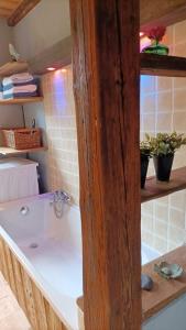 Ένα μπάνιο στο Gîte de charme classé 3 étoiles dans ferme du XIXe restaurée