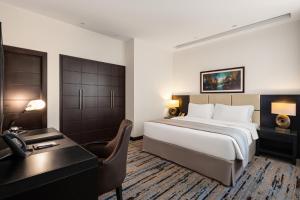 Postel nebo postele na pokoji v ubytování Cristal Hotel Abu Dhabi