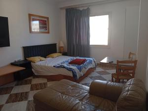 Rúm í herbergi á Downtown room near gym pool beach shops walking distance from all entertainment and shopping
