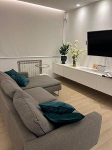 un soggiorno con divano e TV a schermo piatto di Lux Apartment in Historical Center of Palermo a Palermo