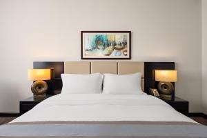 Postel nebo postele na pokoji v ubytování Cristal Hotel Abu Dhabi