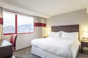 Postel nebo postele na pokoji v ubytování Four Points by Sheraton Santiago