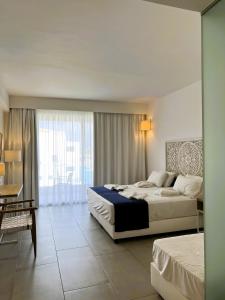 Postel nebo postele na pokoji v ubytování ST CONSTANTIN SEA HOTEL & SPA RESORT