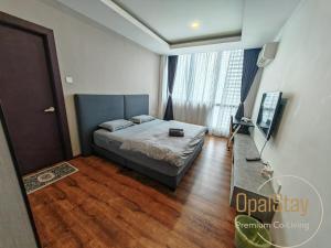 Ένα ή περισσότερα κρεβάτια σε δωμάτιο στο OpalStay Homestay 8pax Vivacity Jazz Suite 3 bedrooms