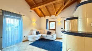 a living room with a couch and a table at Appartamento Villa Nicole in Transacqua