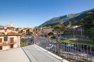 マルチェージネにあるCasa Turazza Giovanniの山を背景とした市街の景色