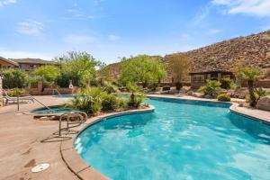 ein Schwimmbad mit blauem Wasser in einem Ferienort in der Unterkunft Blue Horse #203 condo in Hurricane