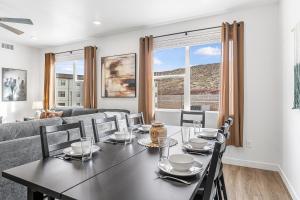 ein Esszimmer mit Tisch und Couch in der Unterkunft Blue Horse #203 condo in Hurricane