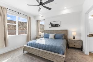 ein Schlafzimmer mit einem Bett und einem Deckenventilator in der Unterkunft Blue Horse #203 condo in Hurricane