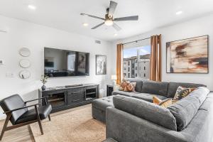 ein Wohnzimmer mit Sofa und Fernseher in der Unterkunft Blue Horse #203 condo in Hurricane + 29 Fotos