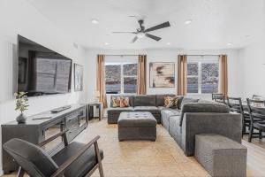 ein Wohnzimmer mit Sofa und Fernseher in der Unterkunft Blue Horse #203 condo in Hurricane