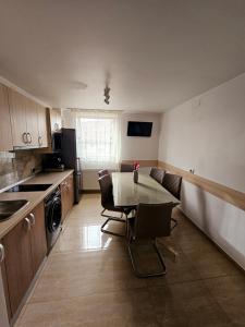 Кухня или мини-кухня в Cazare Apartamente IRIS
