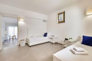 Postel nebo postele na pokoji v ubytování ST CONSTANTIN SEA HOTEL & SPA RESORT