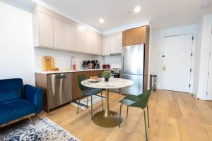 een keuken met een tafel en een blauwe bank bij 149BK-302 New Construction 1BR WD in unit Balcony in Brooklyn