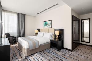 Postel nebo postele na pokoji v ubytování Cristal Hotel Abu Dhabi