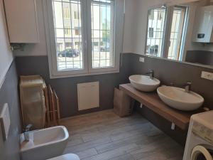 Koupelna v ubytování Residenza Lido adriano baia tartaruga + 14 fotografií