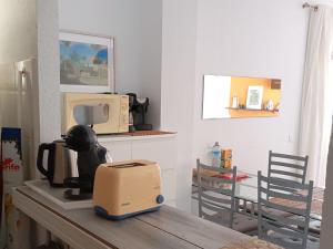 a kitchen counter with a mixer and a microwave at Adeje300, Playa Paraíso in Playa Paraiso