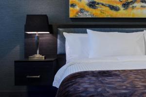 Postel nebo postele na pokoji v ubytování Applause Hotel Calgary Airport by CLIQUE