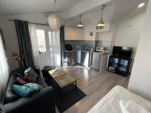 Η κουζίνα ή μικρή κουζίνα στο The Yellow House in Sofia