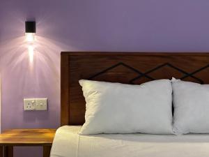 Postel nebo postele na pokoji v ubytování KVA Talalla Beach Villa