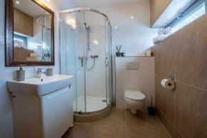 A bathroom at Boutique Hotel Vila Lieska