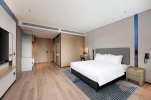 Ένα ή περισσότερα κρεβάτια σε δωμάτιο στο Holiday Inn Express Haikou World Trade Center by IHG