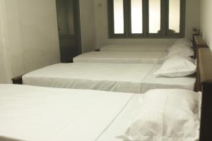 马特勒Hide Surf Hostel Madiha的房间里有四张床