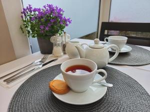 Příslušenství pro přípravu čaje a kávy v ubytování Cruachan Guest House