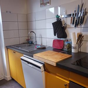 Kuchyň nebo kuchyňský kout v ubytování Gîte la Source - 85 m2 & terrasse privée