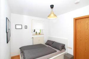 เตียงในห้องที่ Ferienwohnung Mila nähe Messe in Friedrichshafen
