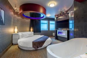 Postel nebo postele na pokoji v ubytování Applause Hotel Calgary Airport by CLIQUE