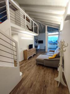 ラヴィースにあるAttico vicino Trento vista montagne mozzafiatoのベッドと階段付きの広い客室です。