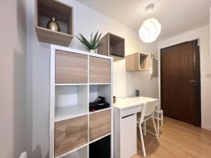 ein kleines Apartment mit einem Schreibtisch in einem Zimmer in der Unterkunft Charming T1 - Parking - Metro St Agne in Toulouse