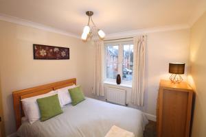 a bedroom with a bed and a window at Spacious Bracknell Four Bedroom House in Bracknell