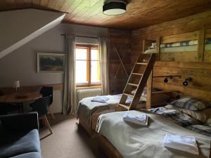 Postel nebo postele na pokoji v ubytování Bouda Šestidomí