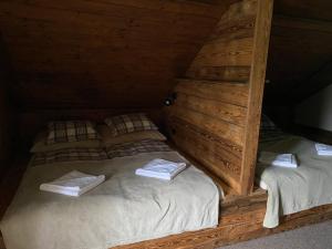 Postel nebo postele na pokoji v ubytování Bouda Šestidomí