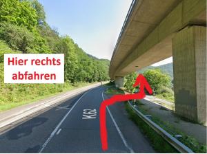 an image of a road with a bridge and a red arrow at Hausboot Ferdinand Magellahn in Lahnstein +5 photos