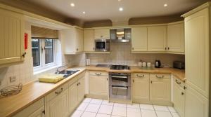 Bracknell Stylish Gray Place Apartmentにあるキッチンまたは簡易キッチン
