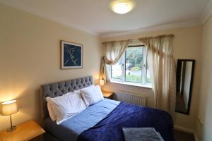 Bracknell Stylish Gray Place Apartmentにあるベッド