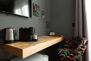 Příslušenství pro přípravu čaje a kávy v ubytování Aron Only Suites Bed and Breakfast