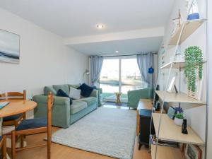 un salon avec un canapé et une table dans l'établissement Harbour Escape, à Porthmadog