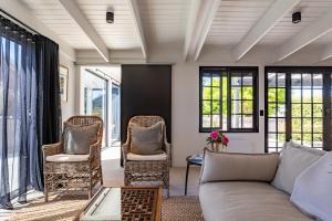 PerthOld Charm Meets New的带沙发、椅子和窗户的客厅