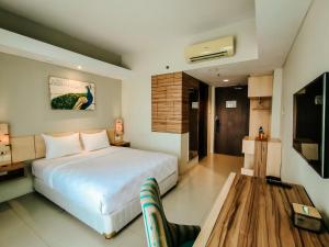 Postel nebo postele na pokoji v ubytování Bogor Icon Condotel By Holla + 25 fotografií