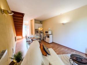 Photo de la galerie de l'établissement Duplex de charme près du golf, wifi et parking, à Bellême