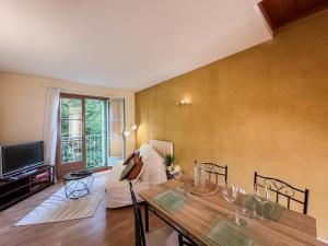 Photo de la galerie de l'établissement Duplex de charme près du golf, wifi et parking, à Bellême