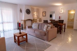Khu vực ghế ngồi tại Villa Mar Azul