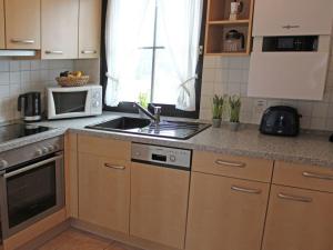 Kuchyň nebo kuchyňský kout v ubytování Ferienhaus Nr 53, Kategorie Komfort, Feriendorf Hochbergle, Allgäu